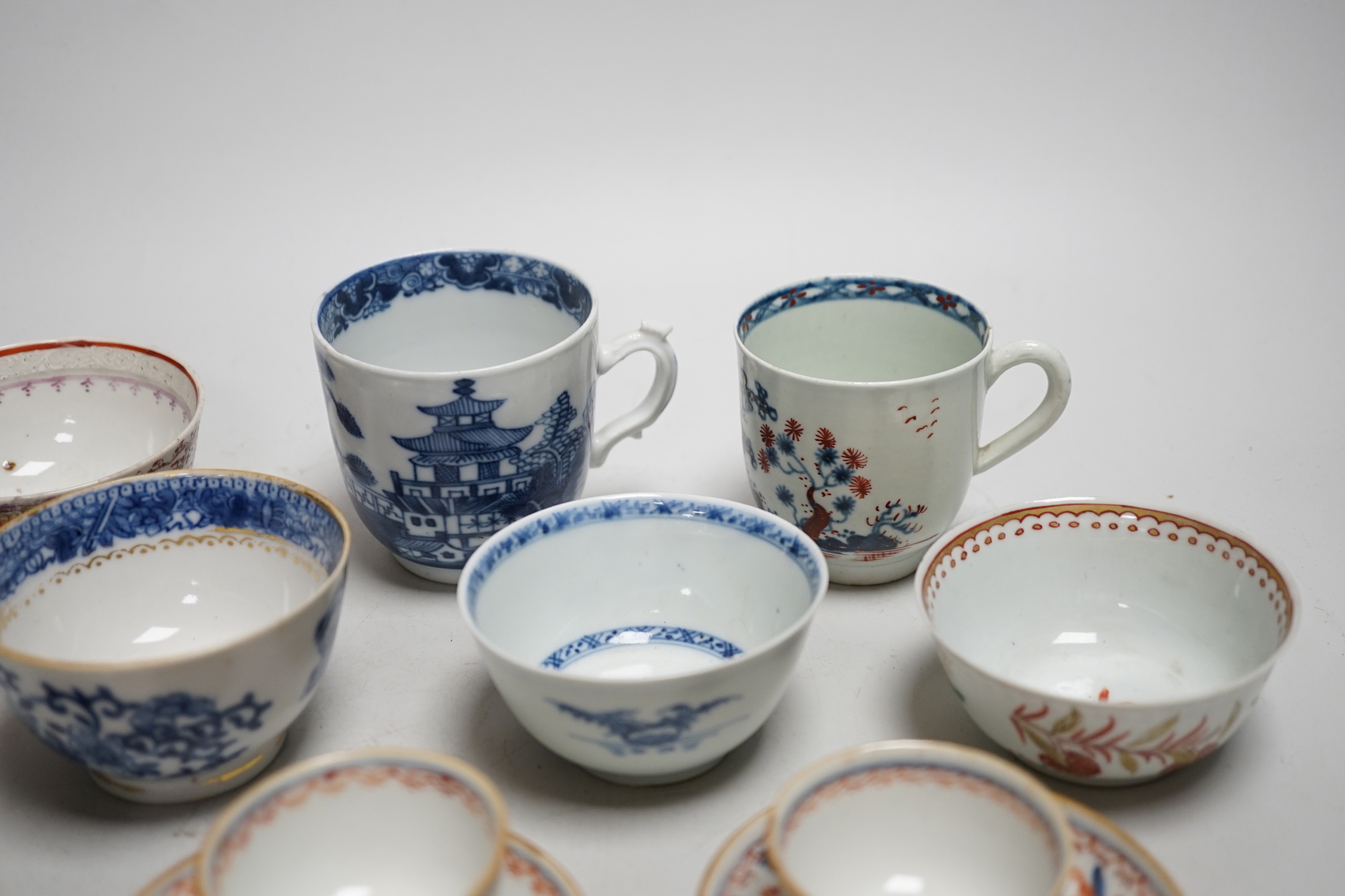 A group of Chinese wares including tea bowls, Nanking cargo bowl / saucers and a miniature bottle vase, 18th-20th century, vase 8cm high (15)